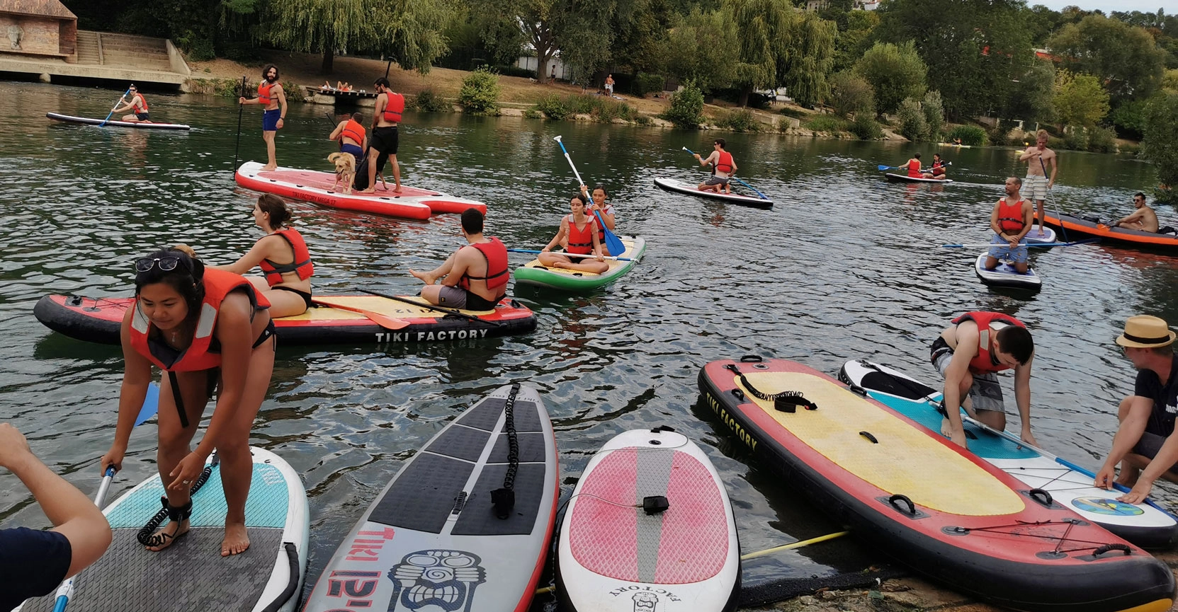 Grand groupe en stand up paddle sur la Marne — Saint-Maur